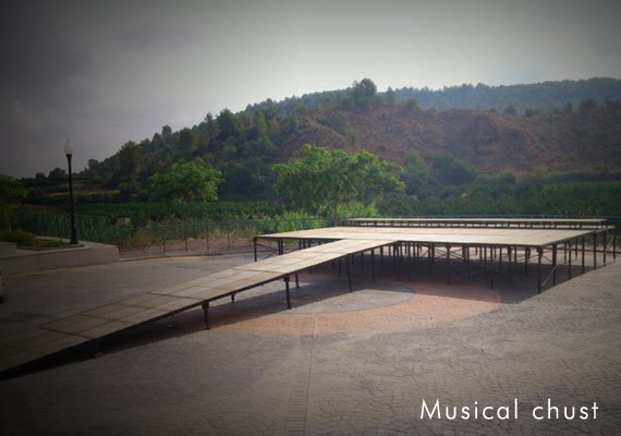 Rampas para esceanrios, de 1.90m de ancho y largo modulada a 2.50m. De estructura metálica y tablero fenólico contrachapado para exteriores. Ajustable desde alturas de 20cm hasta 150cm, Junta con el escenario perfecta, sin escalones, y ajustable a cualquier forma de embraque. Gran verstilidad.